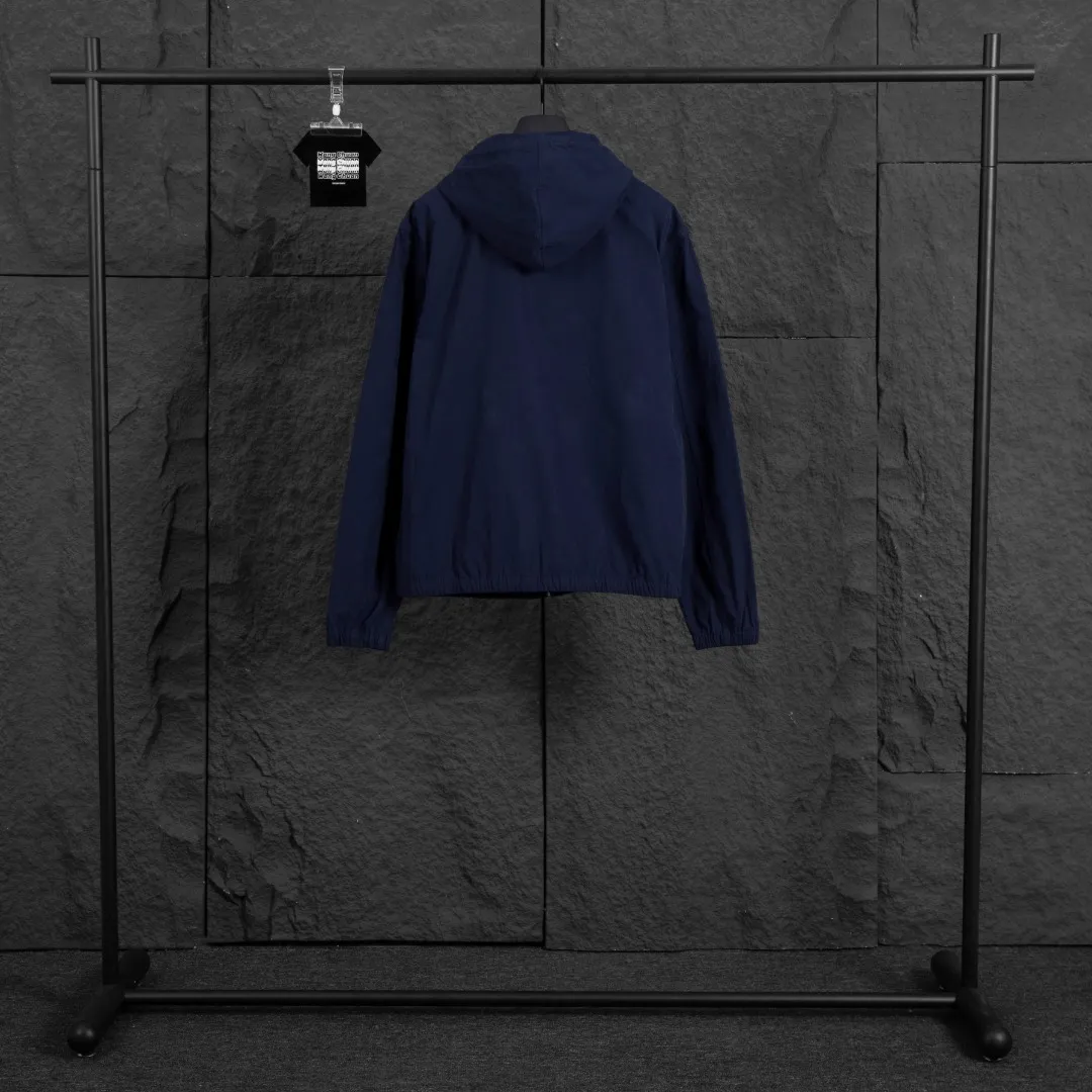 P290 Actual photo [Popular item] Style number: 25109# (on sale all year round) Color: khaki/navy blue Size: S to XL - Ralph Lauren/Ralph Lauren Solid color logo embroidered cotton soft shell fabric hooded assault jacket - the face is the same as the original 32 high count plain super soft carbon grinding ✅ - Brand POLO three zippers Customized back collar webbing Dark and light two-color oil edge leather strips ✅ - Ralph Lauren/Ralph Lauren's classic men's and women's bomber zipper hooded jacket. It has an elegant and fashionable style with any wear. It has a retro and relaxed feel. The hood and zipper elements add to the casual casualness. The paper man effect on the upper body can be perfectly controlled whether it is sports style or casual style ✅